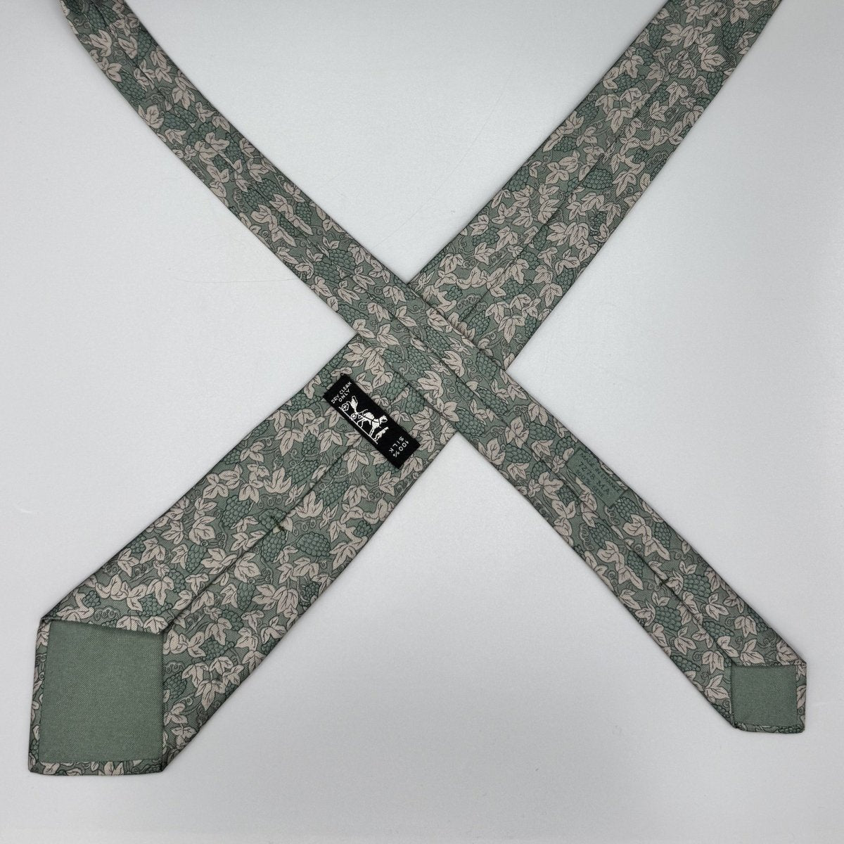 Cravate Hermès vert sauge à motif de vigne beige - Le Beau Gustave