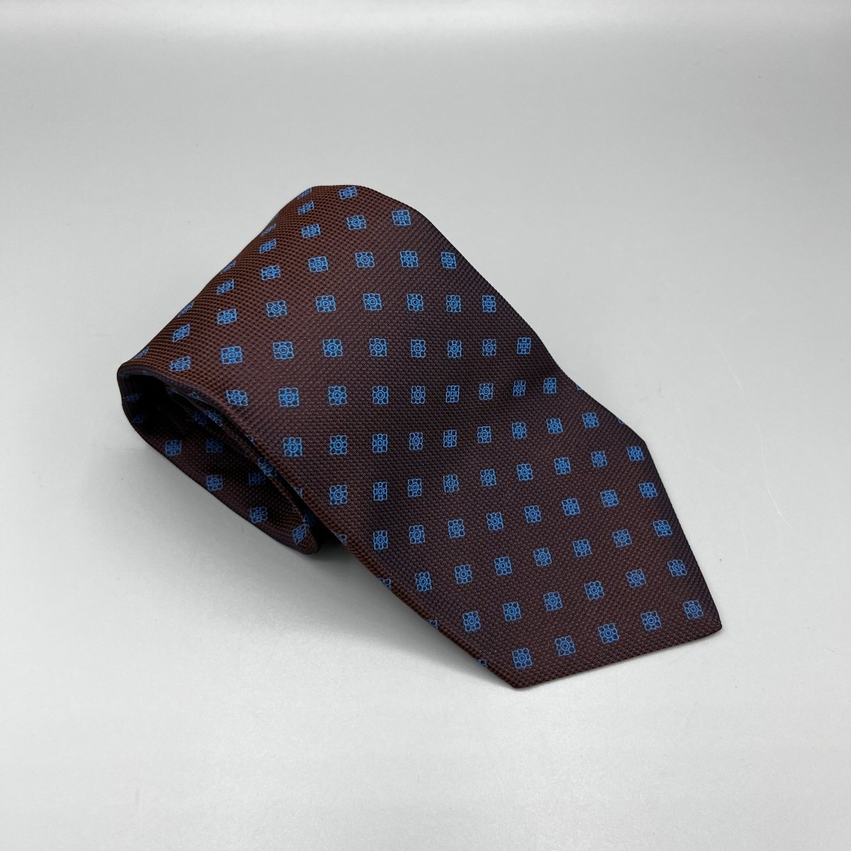Cravate Kiton marron à motifs bleus - Le Beau Gustave
