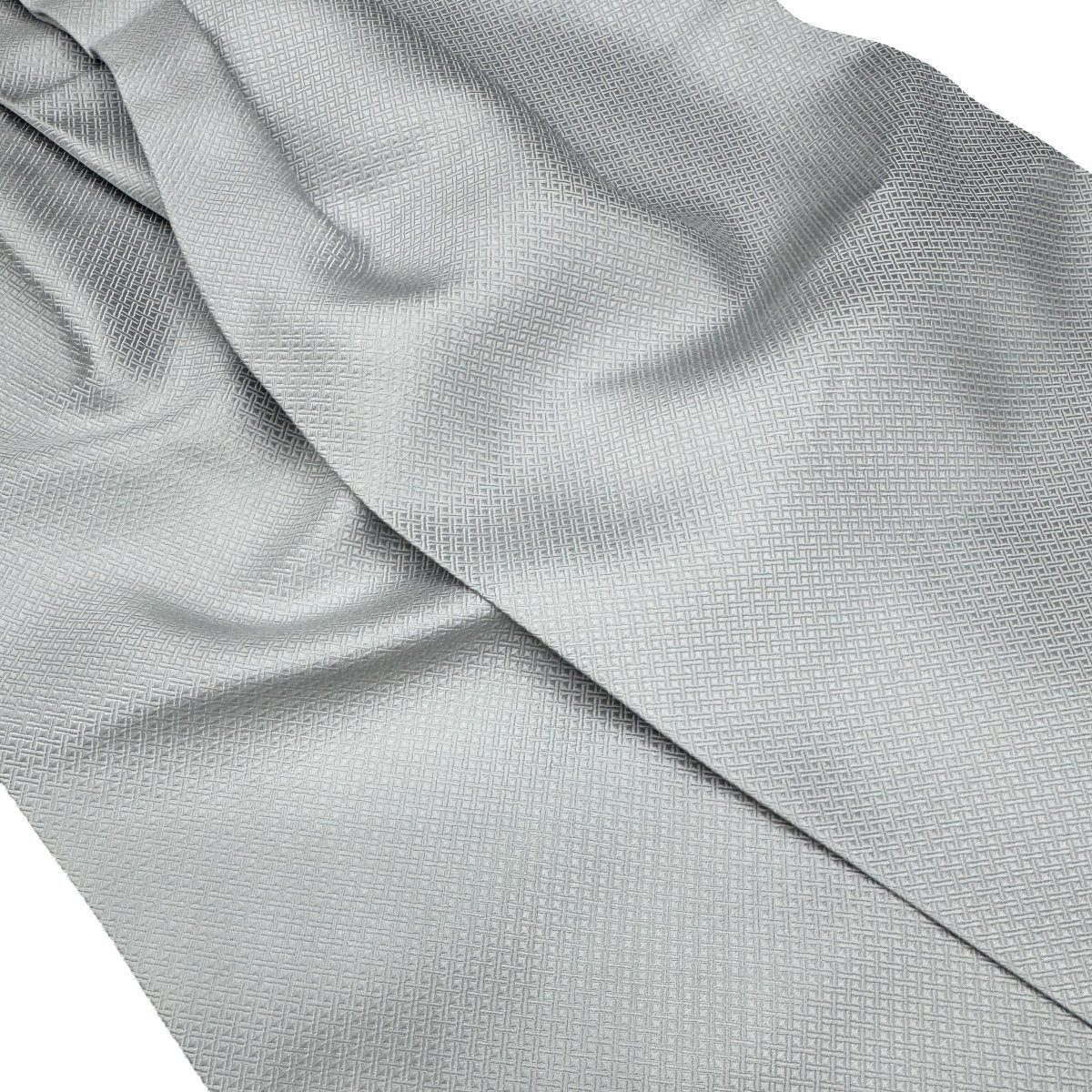 Cravate lavallière ascot Lanvin argentée à motif jacquard ton sur ton - Le Beau Gustave