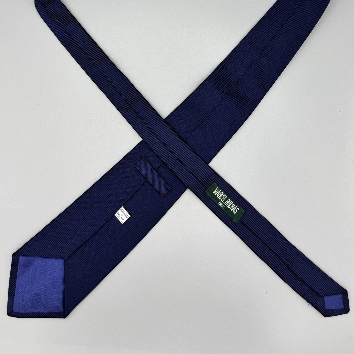 Cravate Marcel Rochas bleu marine à rayures verticales ton sur ton - Le Beau Gustave