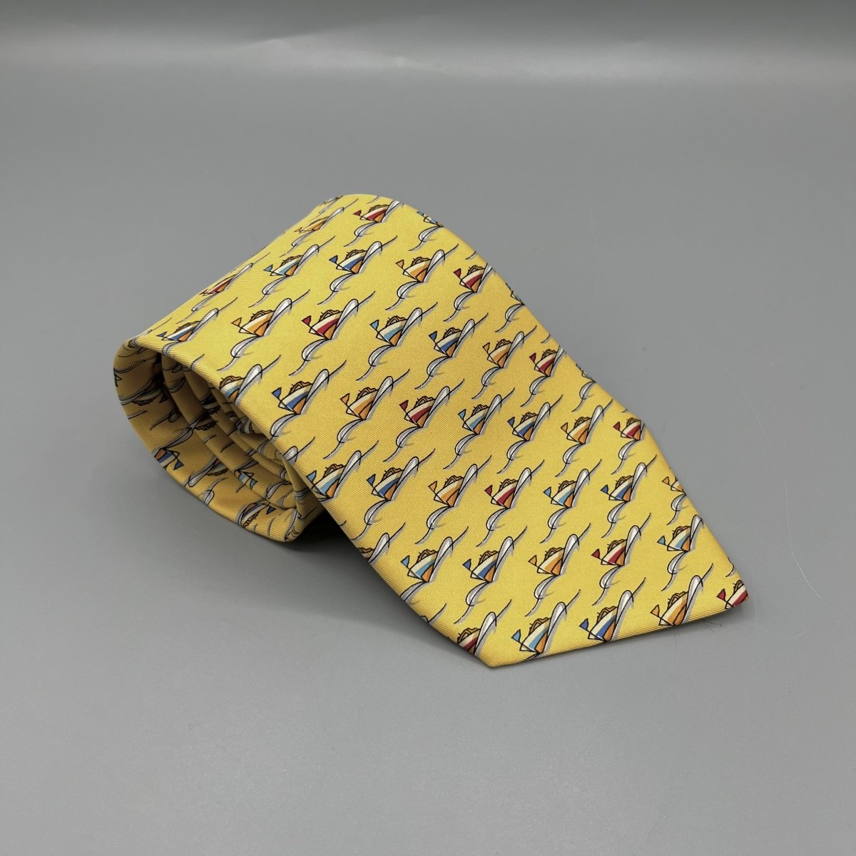 Cravate Salvatore Ferragamo jaune à motifs bateaux - Le Beau Gustave