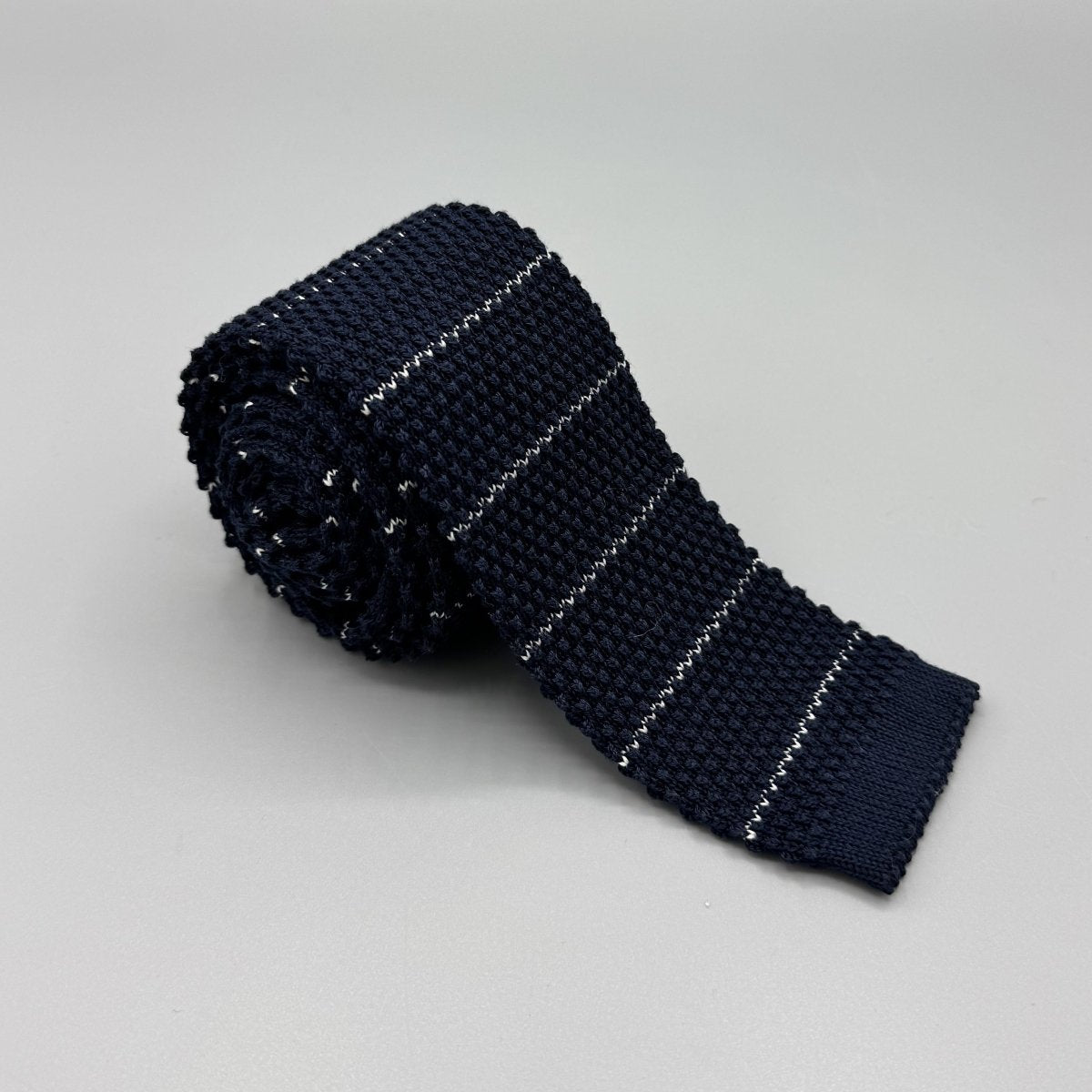 Cravate tricot J.Crew bleu marine à rayures blanches - Le Beau Gustave