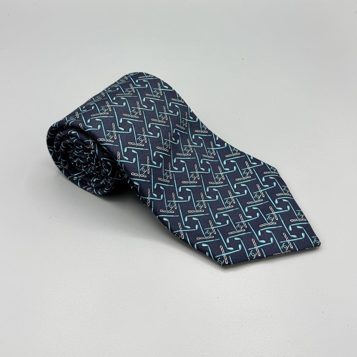 Cravate vintage Chanel bleu marine à motif graphique turquoise - Le Beau Gustave