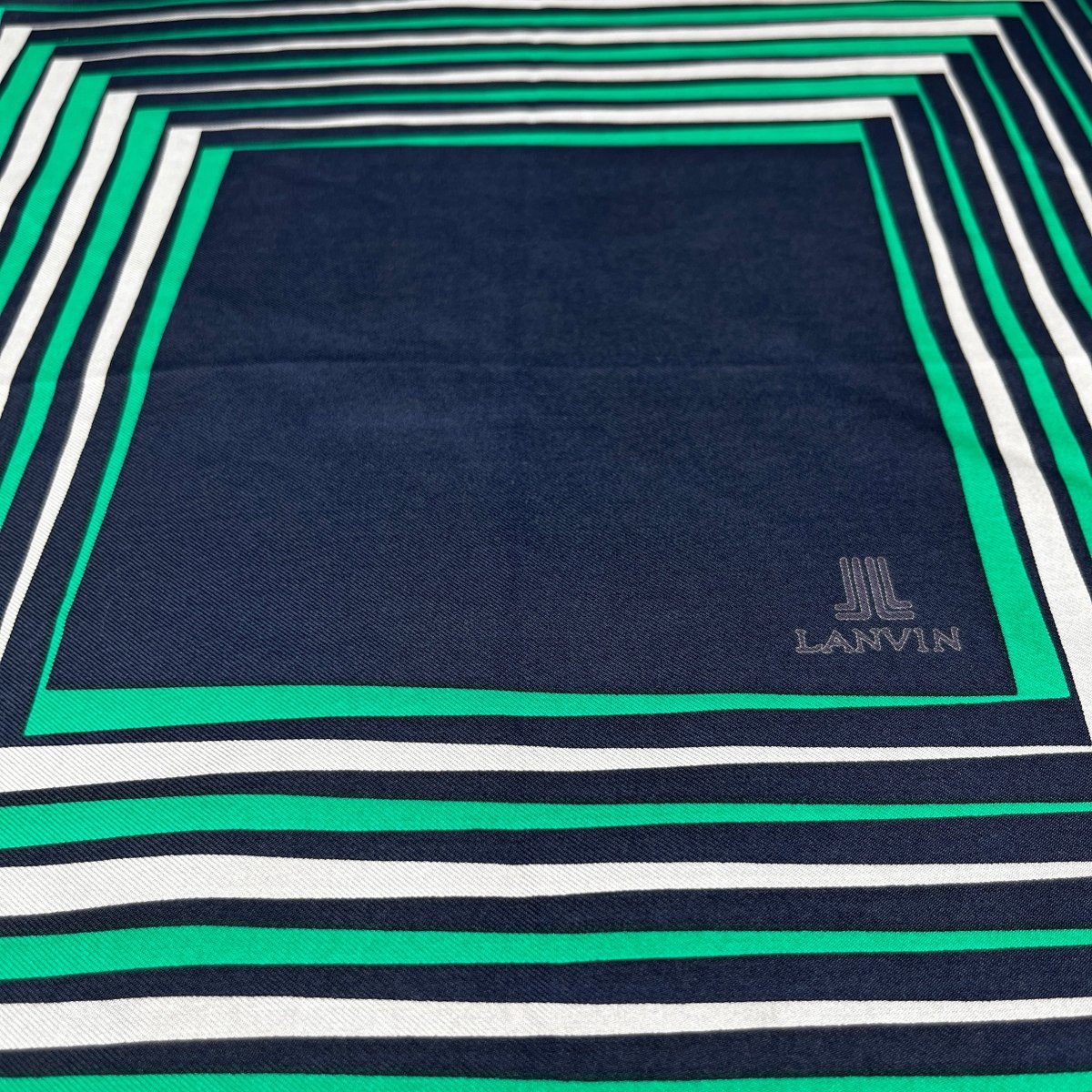 Pochette Lanvin bleu marine à motifs vert et gris - Le Beau Gustave
