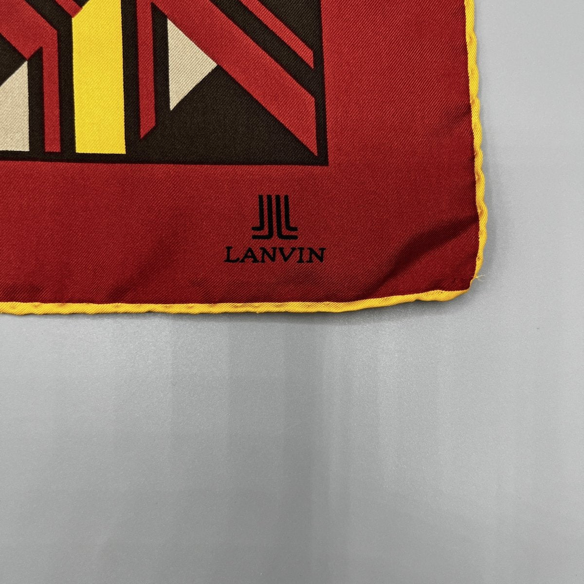 Pochette Lanvin bordeaux à motifs jaunes et noirs - Le Beau Gustave