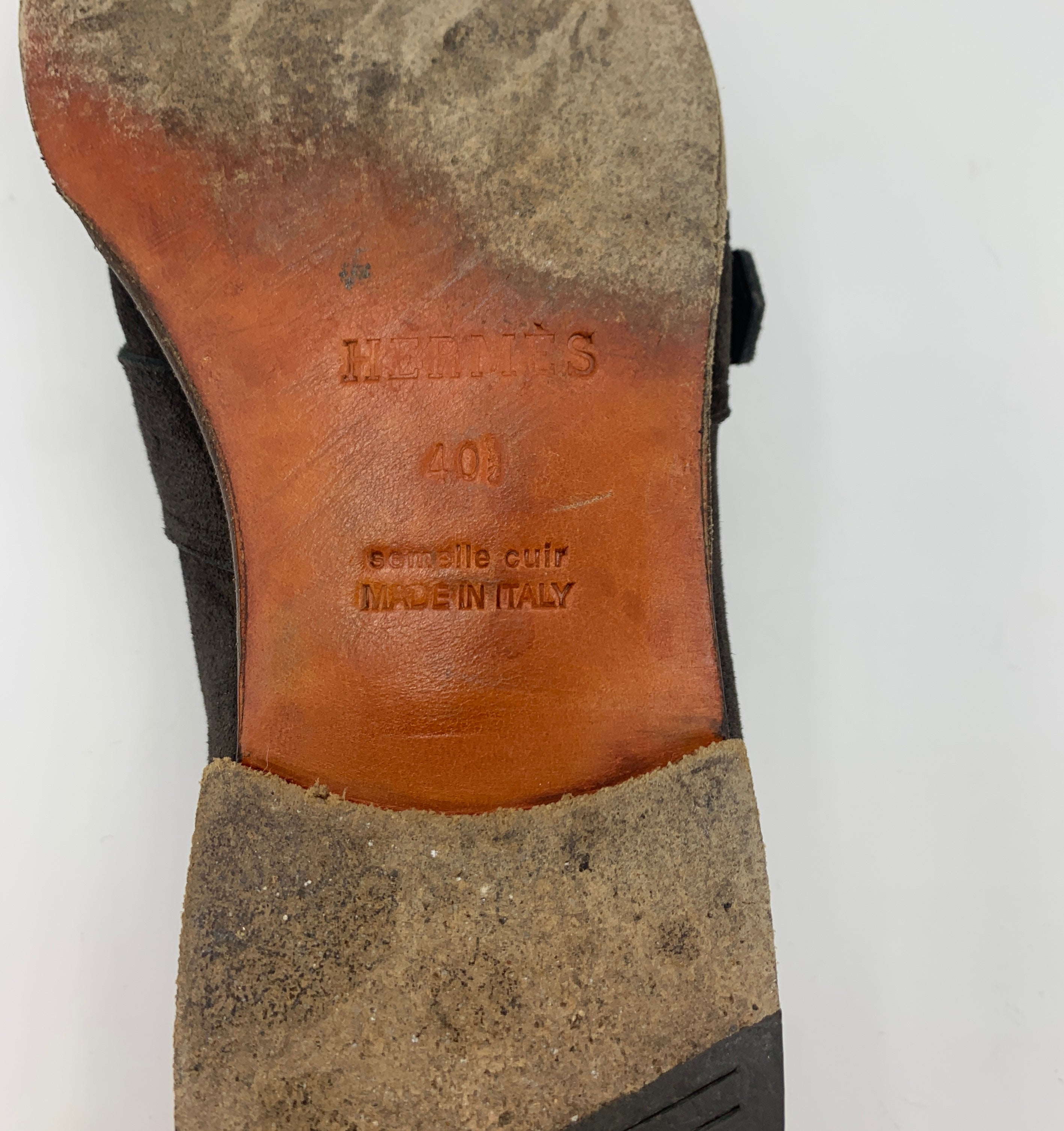 Mocassins Hermès marron glacé à boucles.