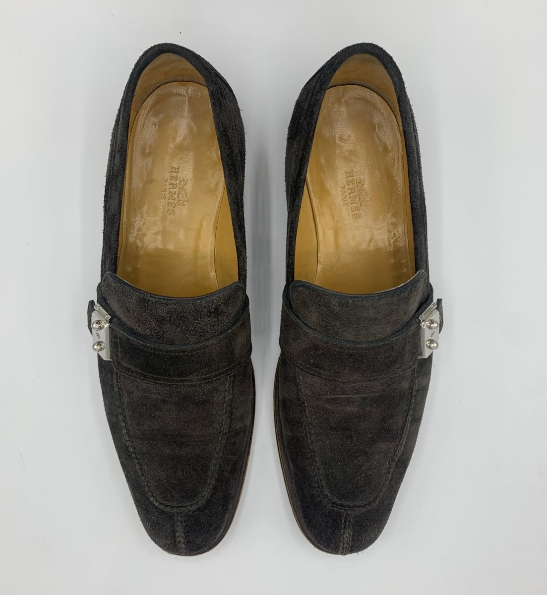 Mocassins Hermès marron glacé à boucles. - Le Beau Gustave